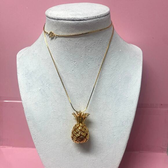 Vintage Gold Tone Three Dimensional Pineapple Pendant Necklace - Picture 1 of 4